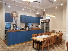 네이비 블루 키친이 매력적인 32평 카페 후추